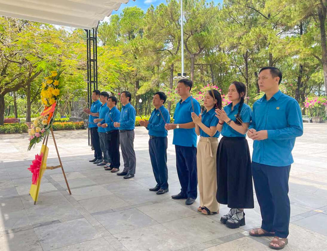 Đoàn cán bộ Liên đoàn Lao động tỉnh Hà Tĩnh dâng hương, dâng hoa tại Nghĩa trang liệt sỹ Trường Sơn. Ảnh: Hải Đăng.