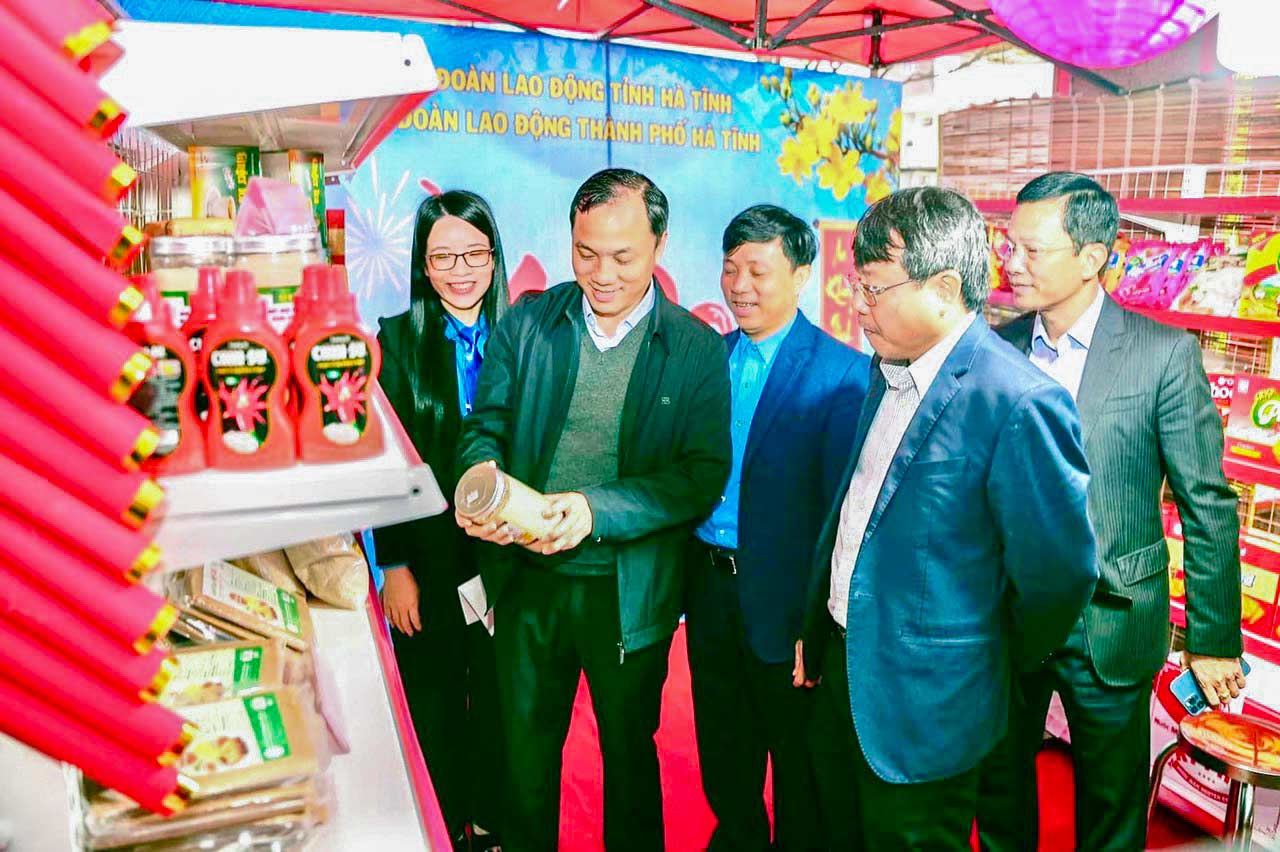 Mr. Hoang Trung Dung - Member of the Party Central Committee, Secretary of the Provincial Party Committee, Chairman of the People's Council of Ha Tinh province and leaders of the Provincial and City Labor Confederation visited the 0 VND booth for workers. Photo: Hai Dang.