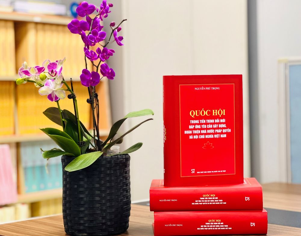 Cuốn sách của Tổng Bí thư Nguyễn Phú Trọng về "Quốc hội trong tiến trình đổi mới đáp ứng yêu cầu xây dựng, hoàn thiện Nhà nước pháp quyền xã hội chủ nghĩa Việt Nam" vừa được xuất bản. Ảnh: T.Vương