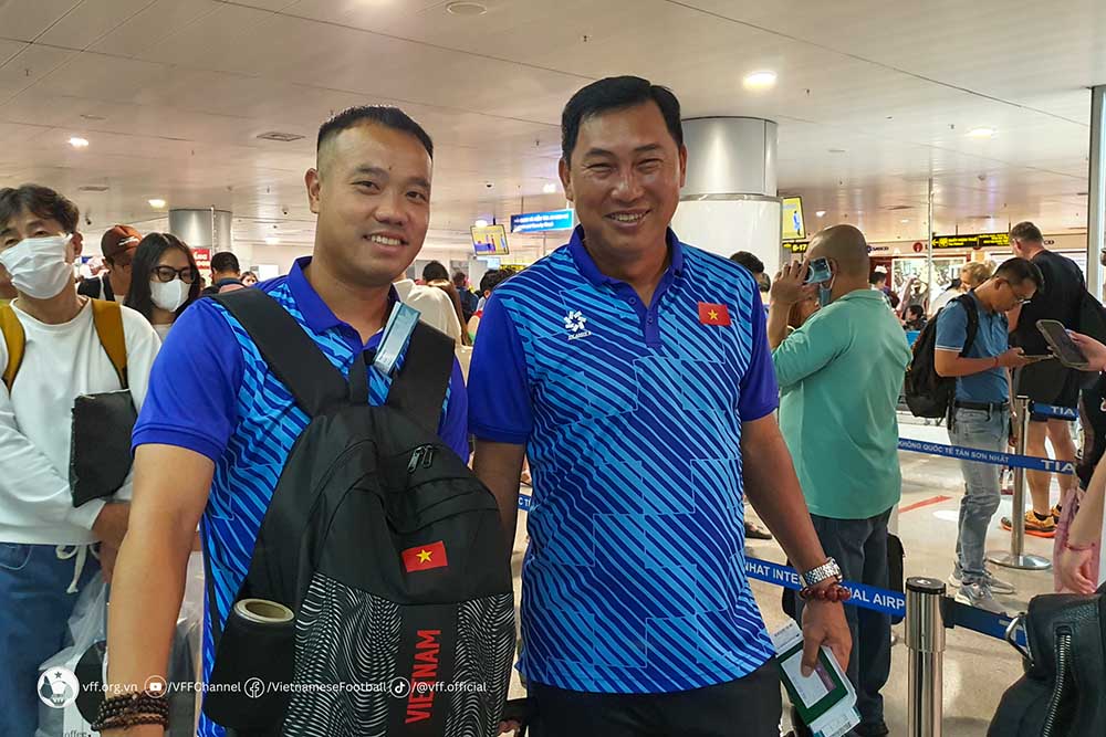 Huan luyen vien Hua Hien Vinh (phai) danh gia cao cac doi thu cung bang. Anh: VFF