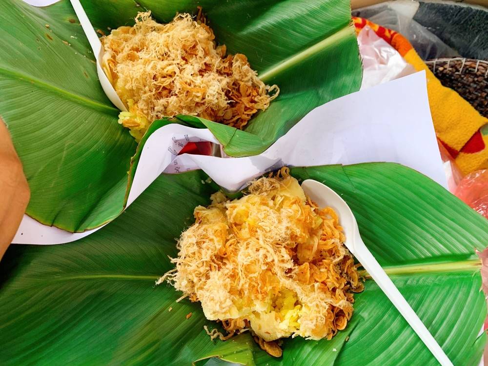 The basic package of fragrant and sticky sticky rice is covered with shrimp paste and fried onions, and evenly coated with a layer of fatty beans. Simple yet surprisingly delicious. Photo: Hong Tu