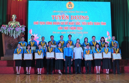 The Provincial Labor Confederation commended 78 exemplary grassroots union presidents. Photo: Thanh Tuan