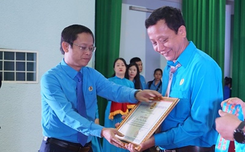 Chủ tịch LĐLĐ tỉnh Gia Lai Nguyễn Hoàng Phong trao bằng khen cho Chủ tịch Công đoàn cơ sở tiêu biểu. Ảnh: Thanh Tuấn