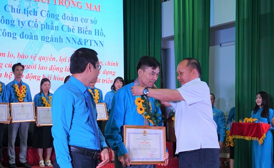 Deputy Secretary of Gia Lai Provincial Party Committee Rah Lan Chung gave flowers to the Chairman of a typical grassroots Trade Union. Photo: Thanh Tuan