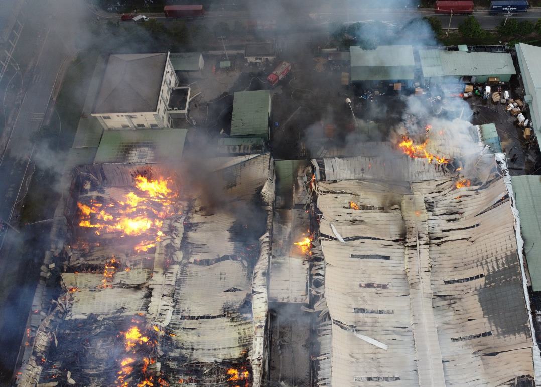 Sau vụ cháy, doanh nghiệp đang tổ chức lại sản xuất, sắp xếp việc làm cho người lao động. Ảnh: Đình Trọng