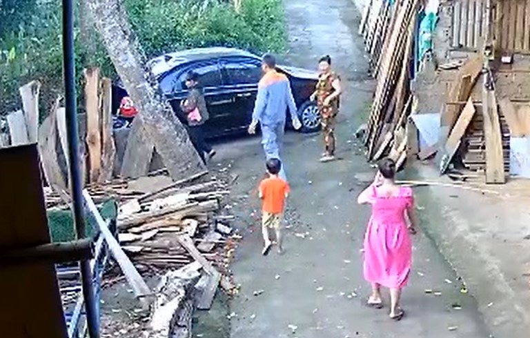 Hình ảnh sản phụ T.T.N khỏe mạnh khi rời nhà lên BV sinh con. Ảnh cắt từ clip gia đình cung cấp