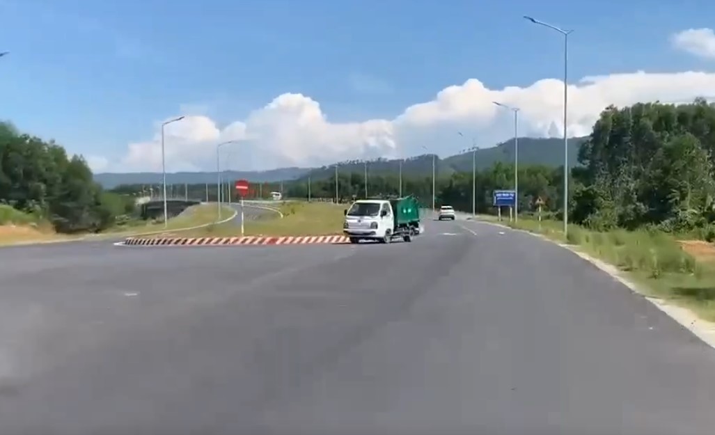 Tài xế điều khiển xe rác, đi ngược chiều trên đường vành đai ở Đà Nẵng. Ảnh: Công an cung cấp