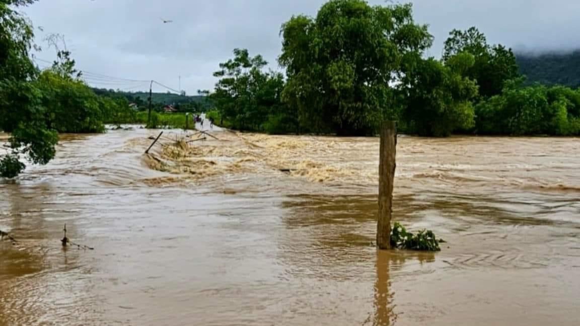 Nhiều tuyến đường ở Hòa Bình bị ngập sâu trong nước do mưa lũ. Ảnh: NDCC