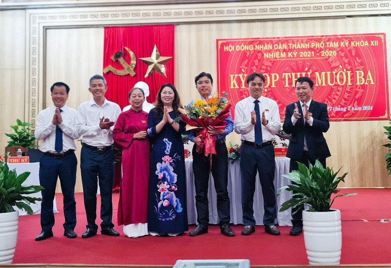 Tam Ky leaders gave flowers to congratulate new Vice Chairman of Tam Ky City People's Committee Do Van Minh (3rd from right). Tieu Van's photo