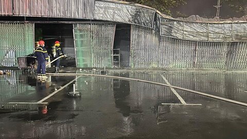 Hỏa hoạn thiêu rụi nhiều ki-ốt ở quảng trường Hòa Bình lúc rạng sáng. Ảnh: Công an tỉnh Hòa Bình
