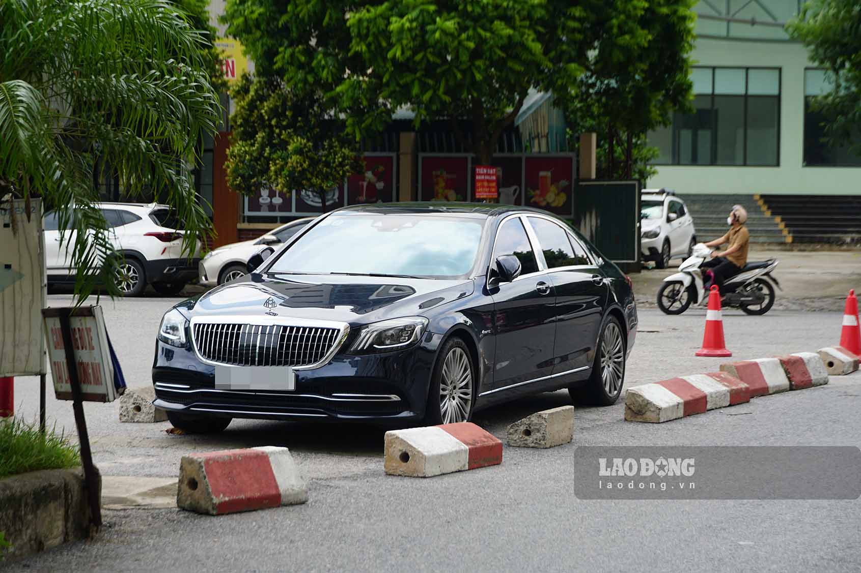 On July 16, according to Lao Dong's records, the roads around the Kim Van - Kim Lu apartment complex were flooded with parked vehicles, covering the sidewalks and roadways.