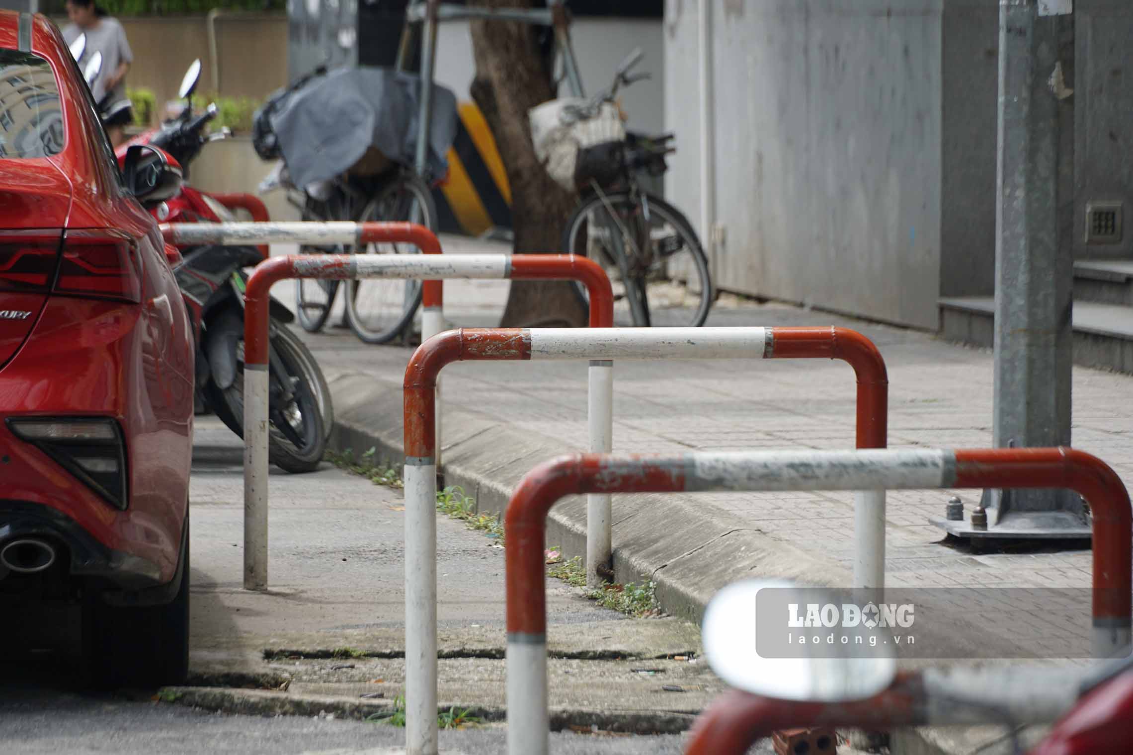 Mr. Vu Trong Tung (resident of Kim Van - Kim Lu urban area) said that this fence has existed for many months but it is unclear which unit installed it. During rush hour, not only do vehicles stop illegally, these traffic cones also obstruct traffic, causing frequent congestion on the road.