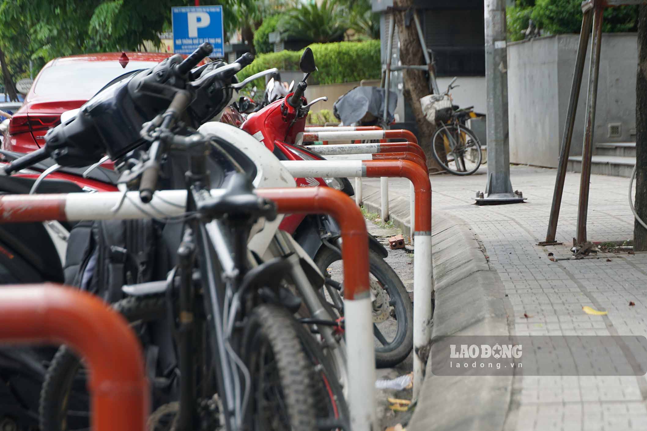 Many residents said that traffic poles were also installed right next to the sidewalks in urban areas. In addition, the locations where traffic poles are placed are not within the scope of permitted vehicle parking.