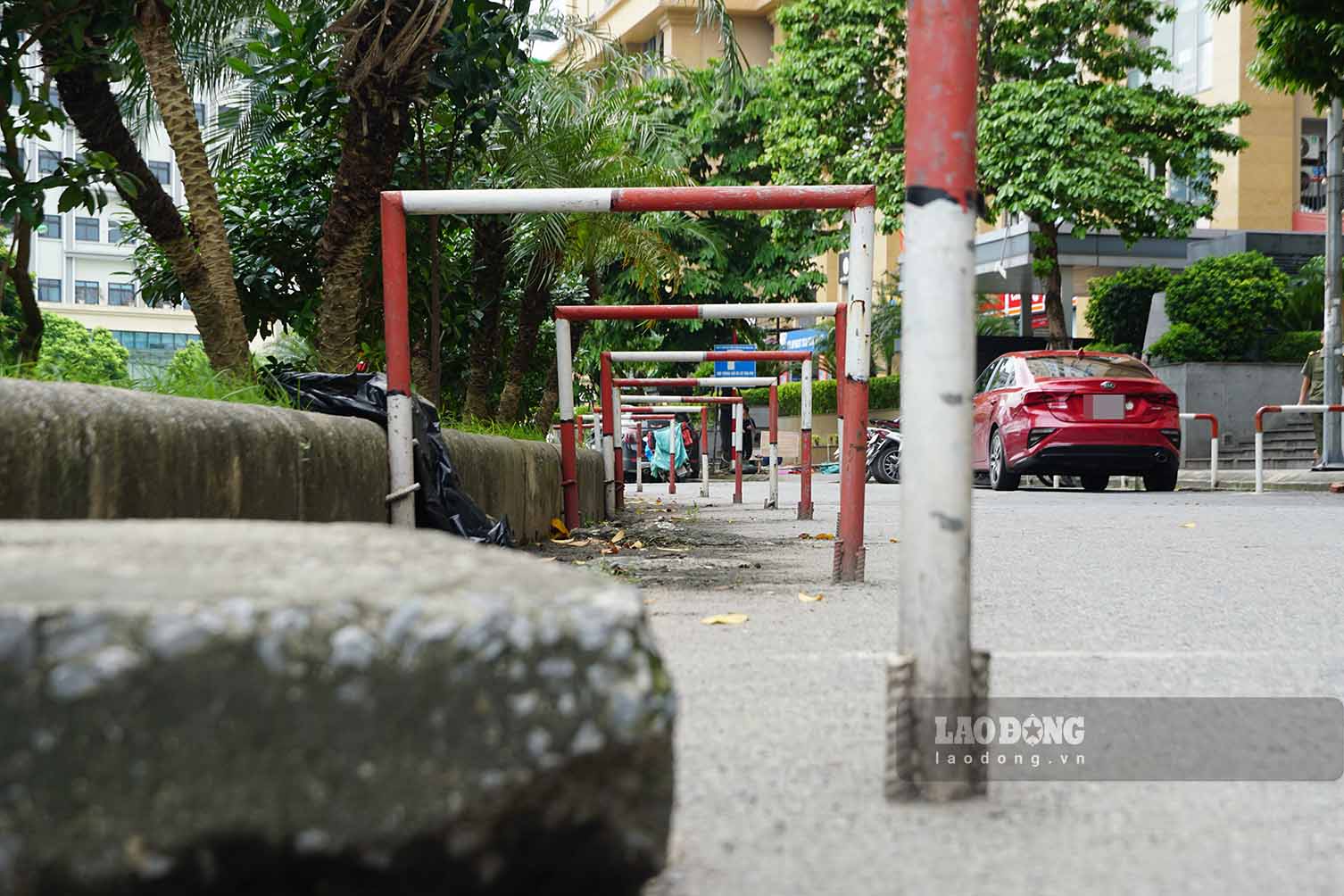 Explaining the existence of these piles, a representative of Dai Thanh Phat Commercial Development Co., Ltd. (a unit licensed by the People's Committee of Hoang Mai district to temporarily keep cars) said that this often happens here. People park their cars haphazardly, so the unit uses stakes to prevent it and also admits that the unit's temporary vehicle parking permit has expired and is currently in the renewal period.