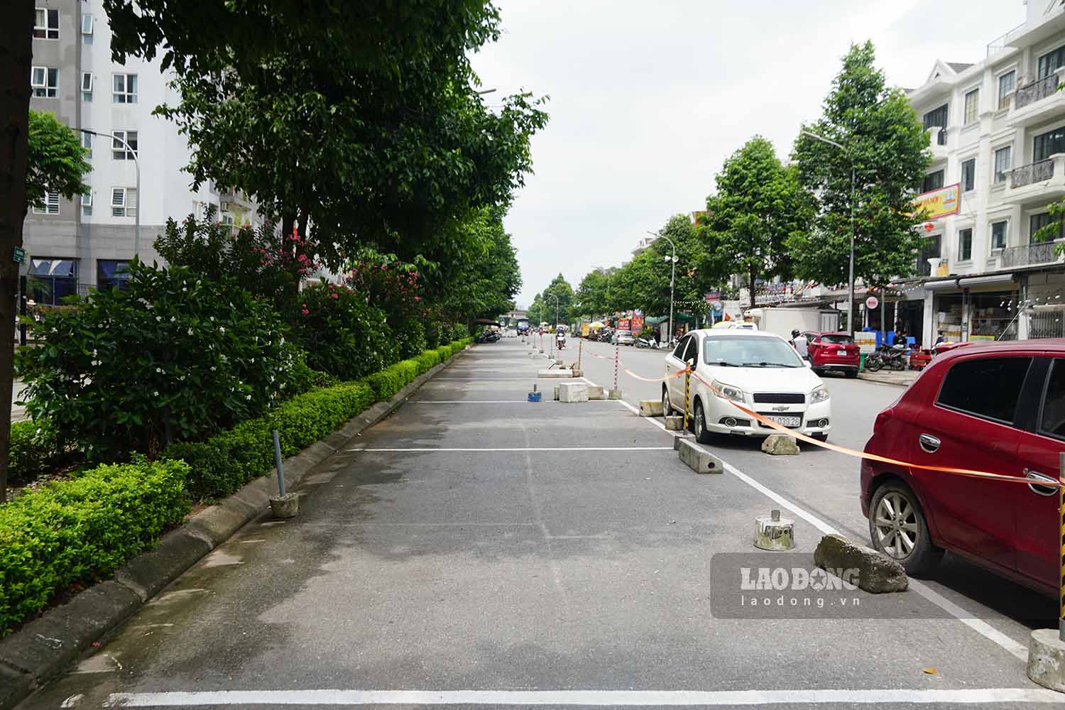 Just a few hundred meters from Kim Van - Kim Lu apartment building, route number 2 (Dai Kim new urban area, Dai Kim ward) has just been opened from Nguyen Xien to Kim Giang street, but a series of painted plots of land have appeared. Marking, stringing and arranging many large concrete blocks for the purpose of parking, occupying 1/3 of the road.