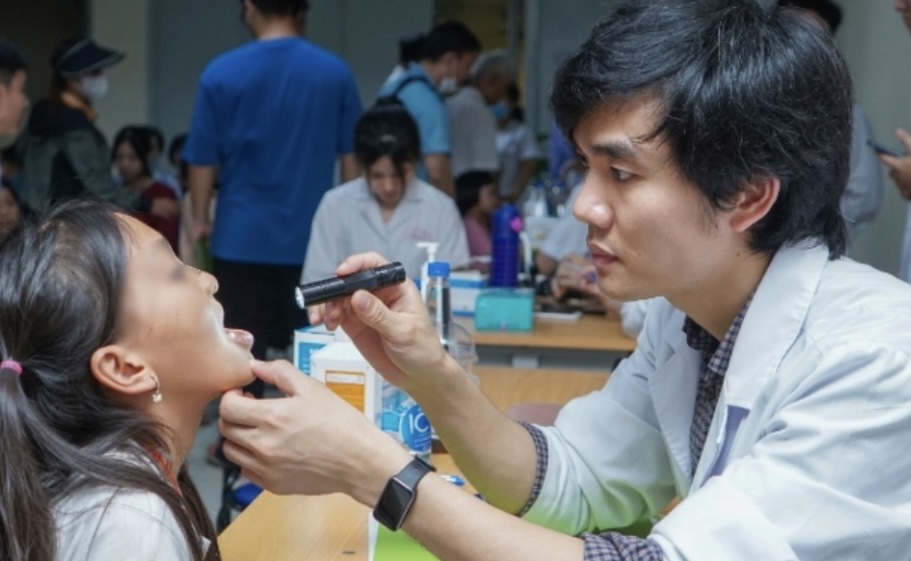 Các bác sĩ tại bệnh viện đang khám cho các em bị dị tật bẩm sinh. Ảnh: BVCC