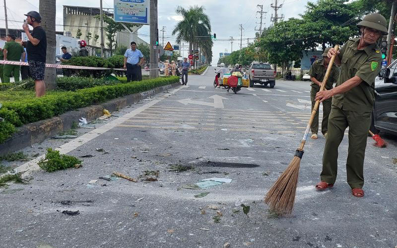 Theo người dân, vụ nổ xảy ra không phải giờ tan tầm của công nhân các nhà máy nên không ảnh hưởng nhiều. Bởi khu vực này là giao lộ của tuyến đường chính dẫn vào các khu công nghiệp lớn của Vĩnh Phúc như khu công nghiệp Khai Quang, Thăng Long – Vĩnh Phúc, Bình Xuyên… nên lượng công nhân đi lại rất đông đặc biệt vào đầu giờ sáng. Ảnh: An Nhiên