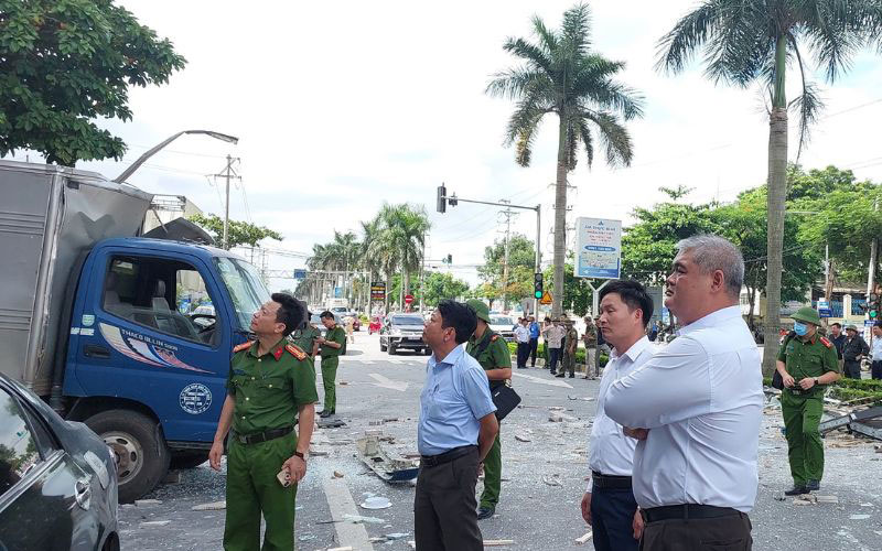 Chủ tịch UBND thành phố Vĩnh Yên Nguyễn Việt Phương cùng các lực lượng chức năng có mặt tại hiện trường vụ nổ bình gas để chỉ đạo công tác cứu nạn, cứu hộ. Vụ việc khiến 7 người bị thương, bỏng nặng, hiện đã được đưa đi cấp cứu.