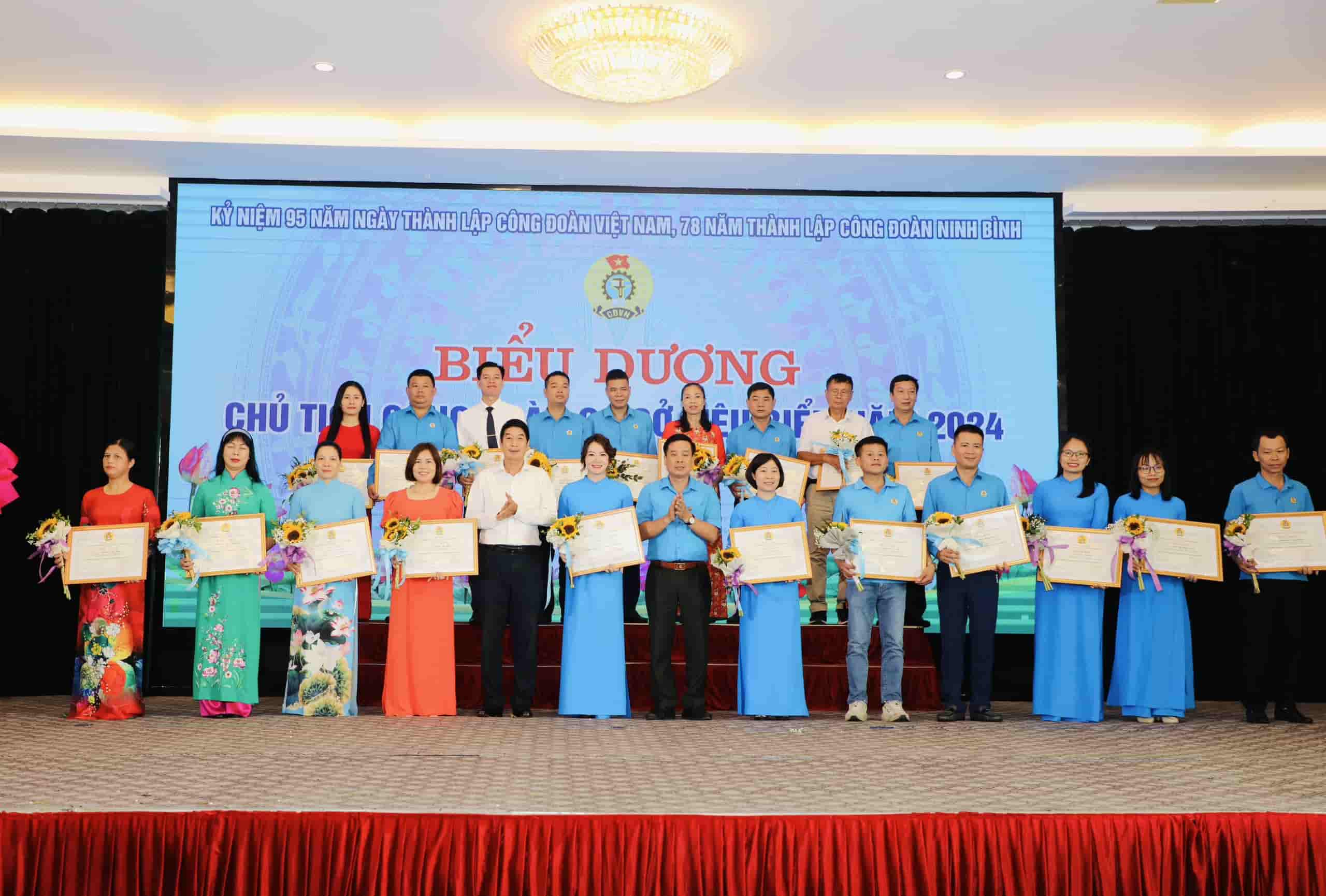 Representatives of the Labor Confederation of Ninh Binh province awarded Certificates of Merit to outstanding union presidents. Photo: Nguyen Truong