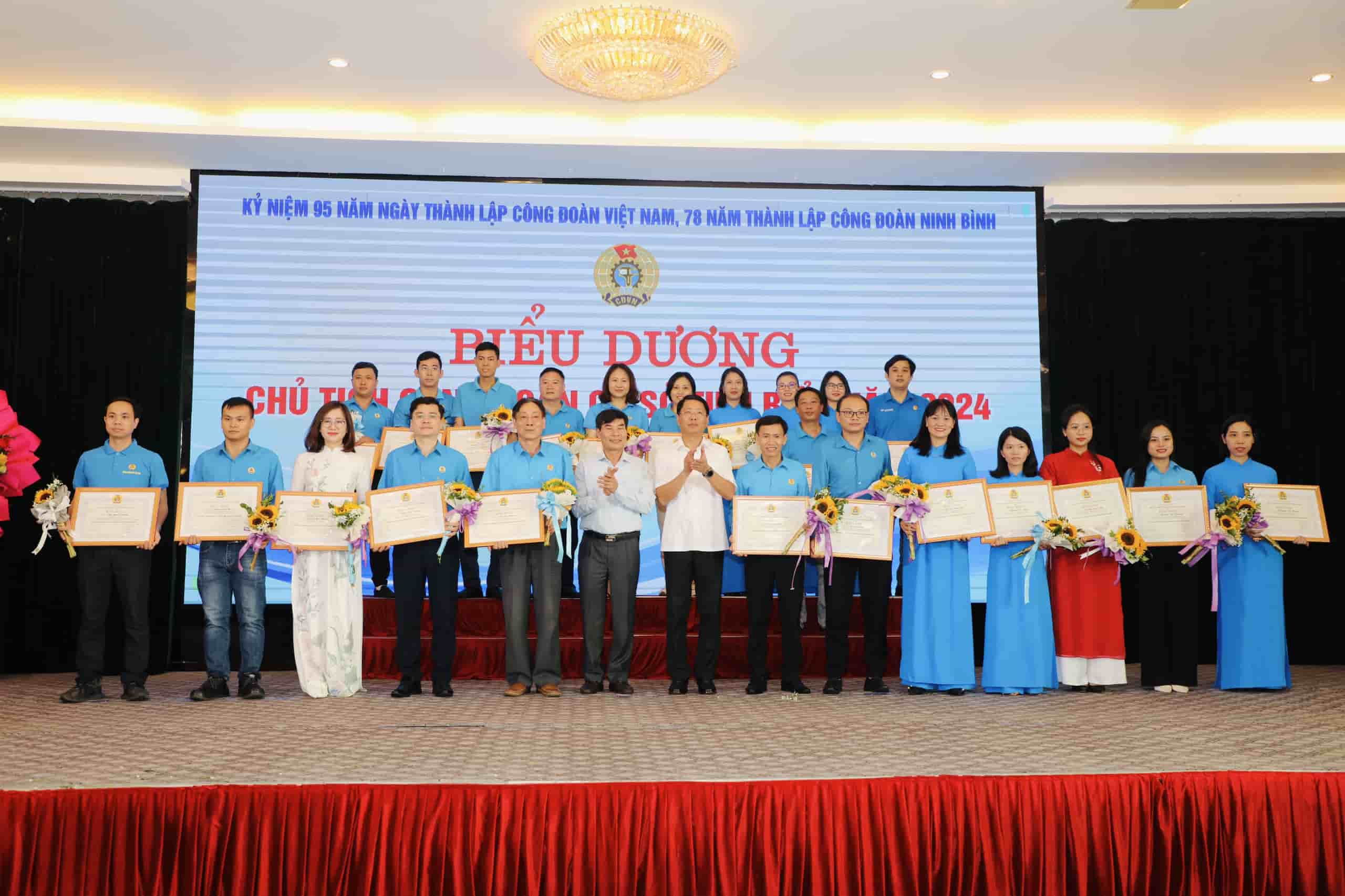 LĐLĐ tỉnh Ninh Bình biểu dương 95 chủ tịch CĐCS tiêu biểu. Ảnh: Nguyễn Trường