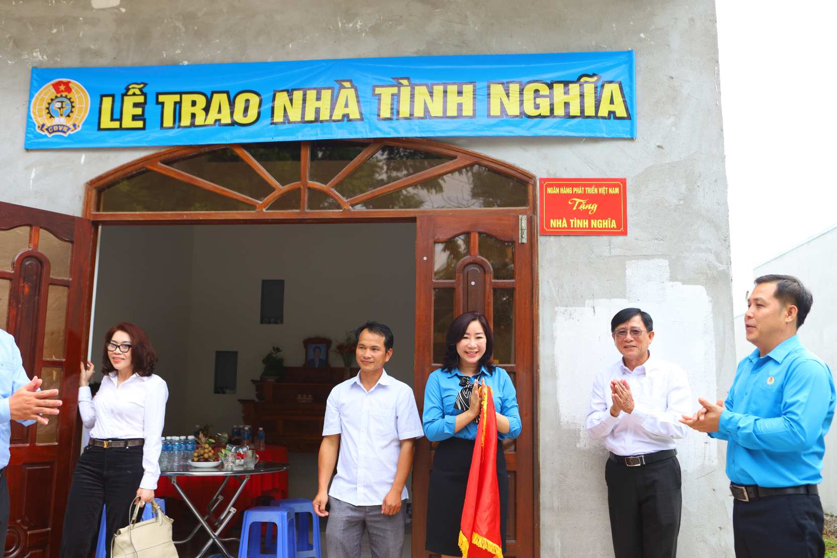 Thực hiện nghi thức tháo dải băng đỏ khánh thành nhà mới. Ảnh: Duy Tuấn