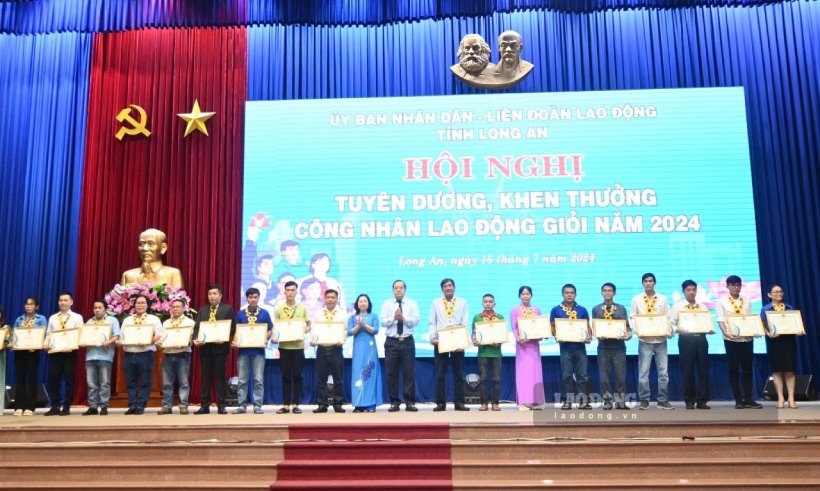 Long An tuyên dương, khen thưởng 300 CNLĐ có thành tích xuất sắc trong phong trào thi đua "Lao động giỏi, lao động sáng tạo". Ảnh: Thành Nhân.