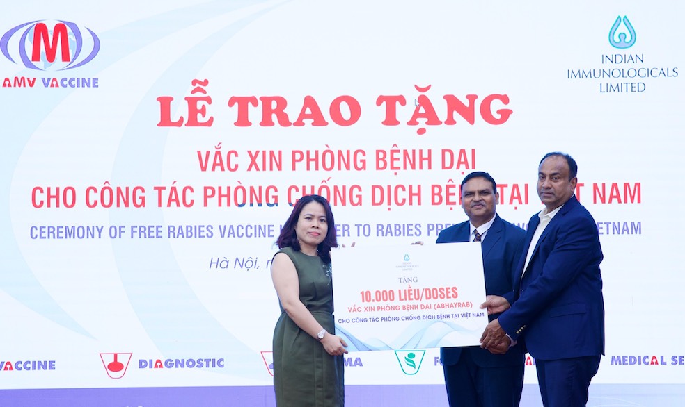 TS Nguyễn Thị Thanh Hương tiếp nhận vaccine dại do Ấn Độ trao tặng. Ảnh: BTC cung cấp