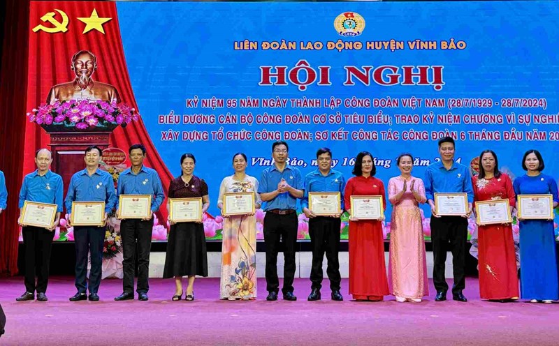 LĐLĐ huyện Vĩnh Bảo, Hải Phòng trao kỉ niệm chương cho các cán bộ công đoàn tiêu biểu. Ảnh: Hường Vũ