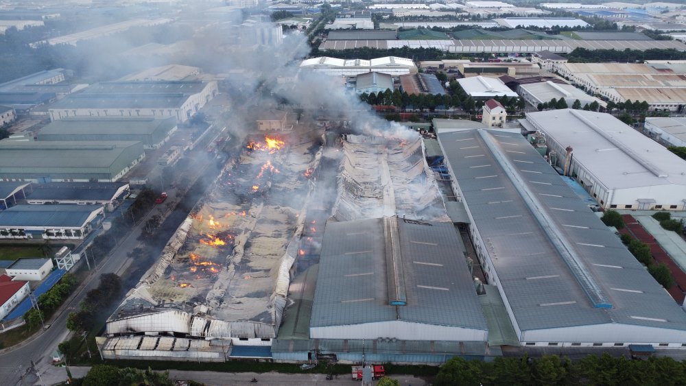 Hiện trường vụ cháy công ty gỗ. Ảnh: Đình Trọng