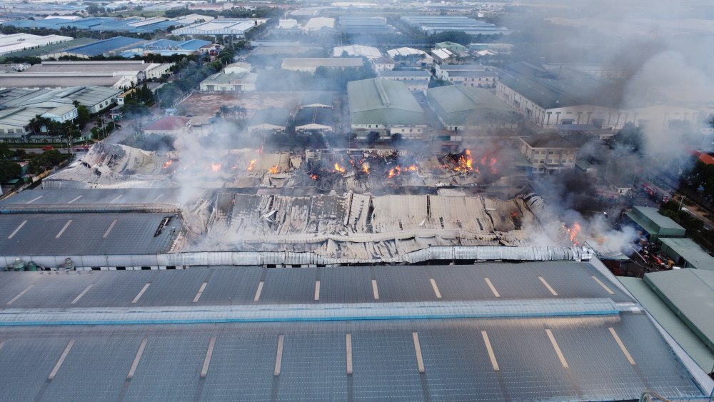 Enterprises violate fire prevention and fighting, factories still operate. Photo: Dinh Trong