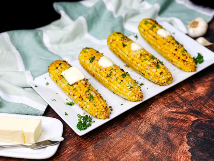 Ngô nướng tỏi và dầu oliu sẽ là món ăn vặt đổi vị cho gia đình. Ảnh: Quốc Chung