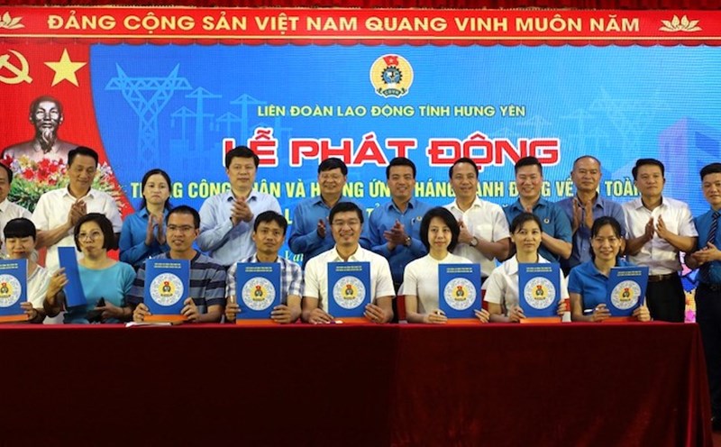 Các doanh nghiệp trên địa bàn huyện Văn Lâm (tỉnh Hưng Yên) ký thỏa ước lao động tập thể. Ảnh: Công đoàn Văn Lâm