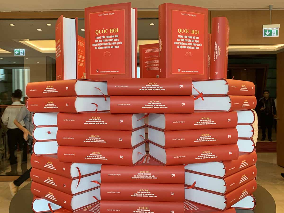 Cuốn sách của đồng chí Tổng Bí thư Nguyễn Phú Trọng “Quốc hội trong tiến trình đổi mới đáp ứng yêu cầu xây dựng, hoàn thiện nhà nước pháp quyền xã hội chủ nghĩa Việt Nam”. Ảnh: Anh Huy.
