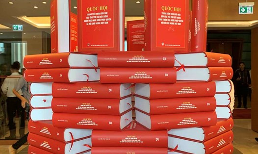 Cuốn sách của đồng chí Tổng Bí thư Nguyễn Phú Trọng “Quốc hội trong tiến trình đổi mới đáp ứng yêu cầu xây dựng, hoàn thiện nhà nước pháp quyền xã hội chủ nghĩa Việt Nam”. Ảnh: Anh Huy.