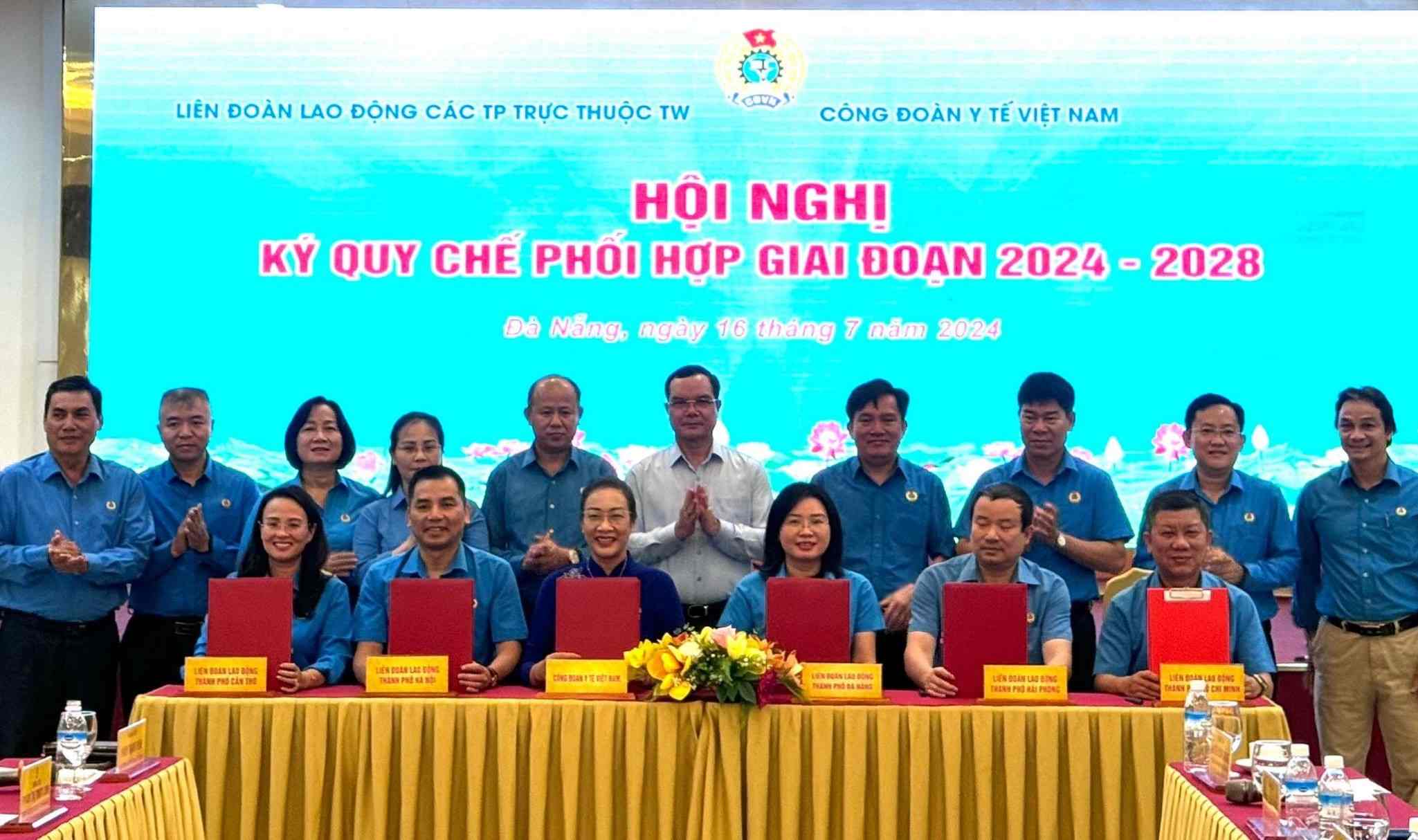 LĐLĐ các thành phố trực thuộc Trung ương và Công đoàn Y tế Việt Nam ký kết quy chế phối hợp. Ảnh: Trà Vân