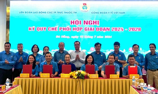 LĐLĐ các thành phố trực thuộc Trung ương và Công đoàn Y tế Việt Nam ký kết quy chế phối hợp. Ảnh: Trà Vân