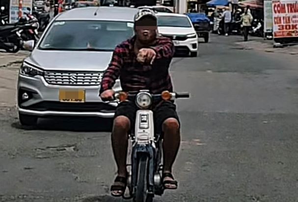 Image of a strange young man smashing a rock into a 7-seater car, breaking the windshield. Photo: Dong Hoang