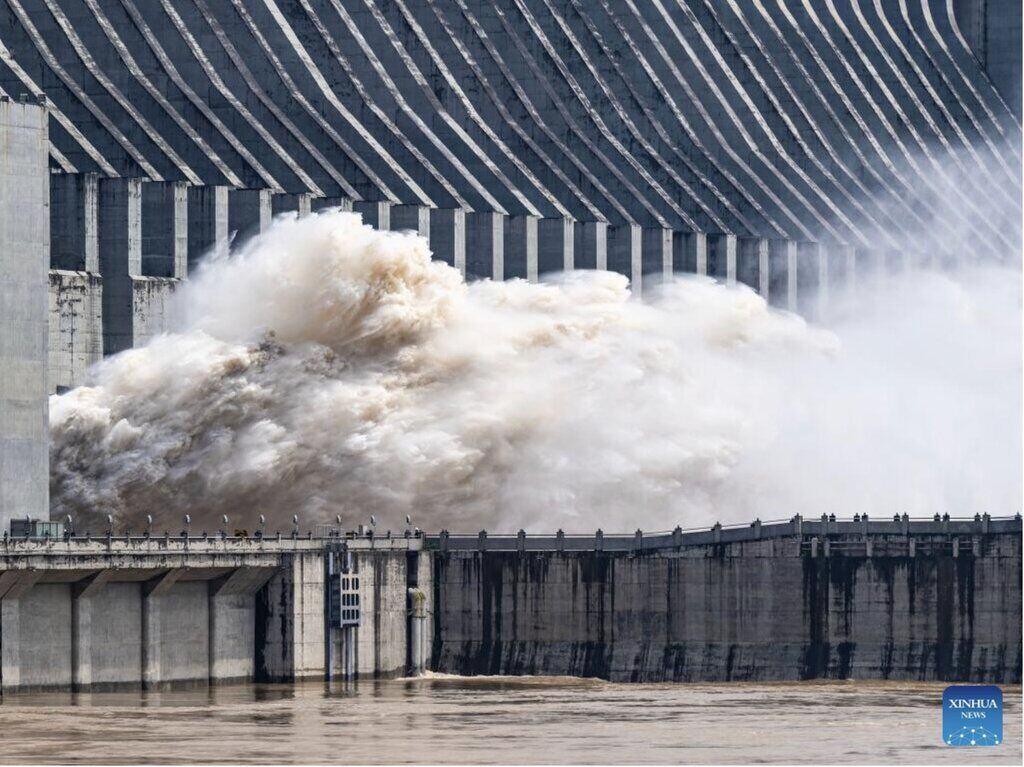 Đập Tam Hiệp xả lũ ngày 15.7. Ảnh: Xinhua