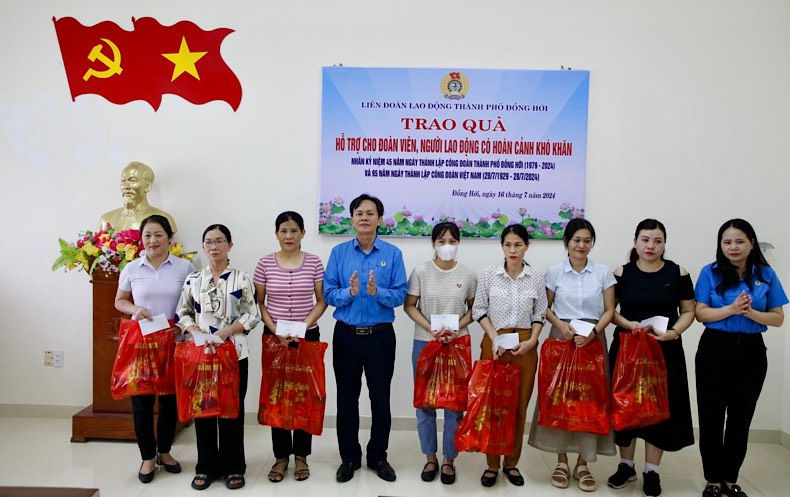 Các suất quà đến với đoàn viên, người lao động TP Đồng Hới. Ảnh: Công Sáng