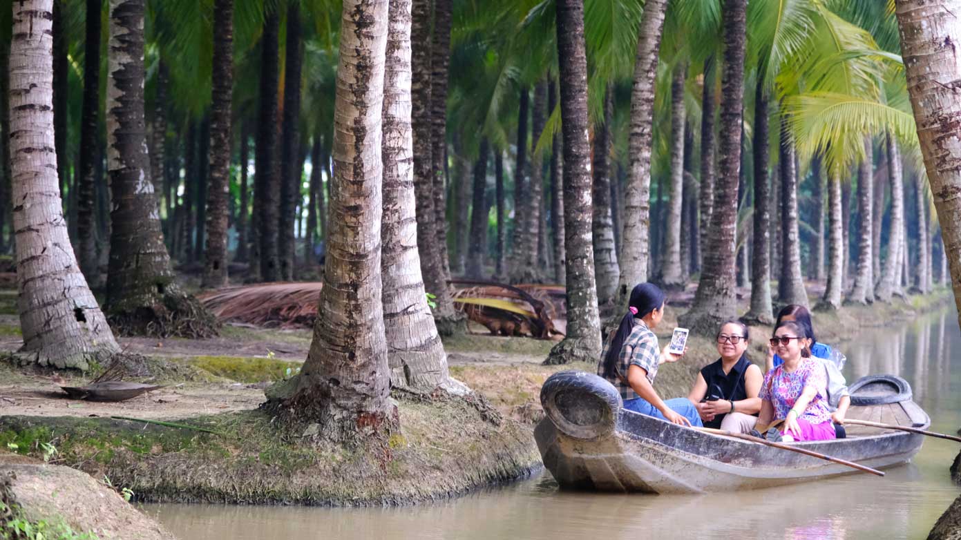 Từ khi áp dụng mô hình kinh doanh này, trung bình mỗi ngày, vườn dừa của chị Kiều đón khoảng 30 - 50 khách; riêng những ngày Lễ, Tết, cuối tuần, lượng khách có thể lên đến hàng trăm người: ““So với cung cấp cho các hàng quán thì bán dừa cho khách du lịch du lịch được giá hơn. Ngoài người dân trong địa phương thì khách từ các tỉnh khác như Đồng Tháp, An Giang,… cũng tìm đến vườn dừa để tham quan, trải nghiệm. Khi khách đến vườn, ngoài ăn uống, tôi cũng có thể kiếm thêm thu nhập từ việc cho thuê xuồng”. 