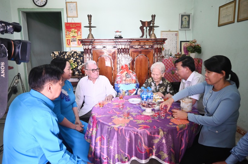 The delegation visited and gave gifts to Mr. Anh and his family. Photo: Thanh Nhan