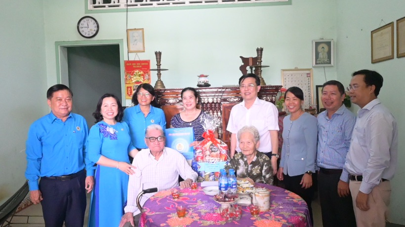 베트남 노동총연맹 상임 부위원장 Thai Thu Xuong 씨와 롱안성 당위원회 상임 부서기 Nguyen Thanh Hai 씨가 Phan Thi Anh 할머니를 방문하여 선물을 증정했습니다. 사진: Thanh Nhan