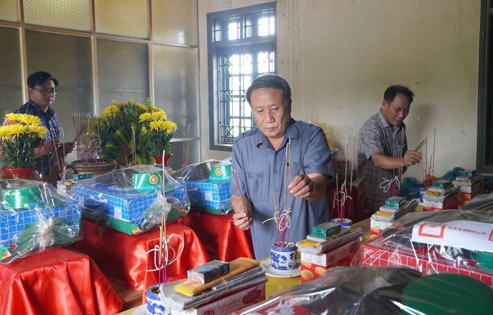 M. Ha Sy Dong - Vice-president permanent du Comite populaire provincial de Quang Tri offre de l'encens aux heros martyrs qui viennent d'etre retrouves. Photo : Tien Nhat