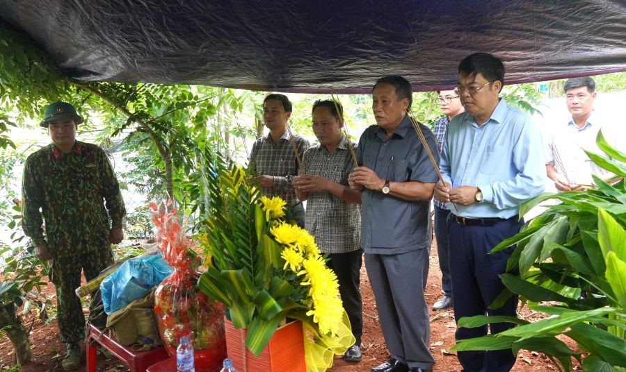 Lãnh đạo địa phương dâng hương tại địa điểm phát hiện các hài cốt liệt sĩ. Ảnh: Tiến Nhất.