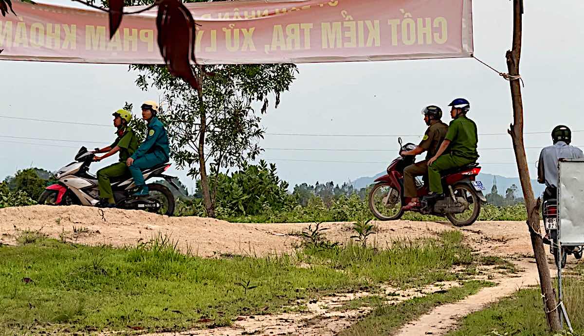 Lực lượng chức năng tại chốt kiểm tra, xử lý vi phạm khoáng sản đi tuần. Ảnh: Duy Tuấn 