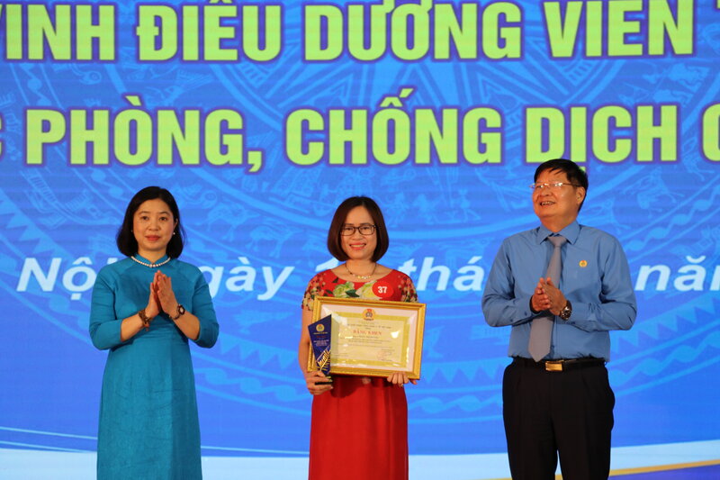 Vice President of the Vietnam General Confederation of Labor Phan Van Anh and Vice President of the Vietnam Medical Union Pham Thi Thanh Thuy awarded the Certificate of Merit from the Executive Committee of the Vietnam Medical Union to outstanding nurses. Photo: Que Chi