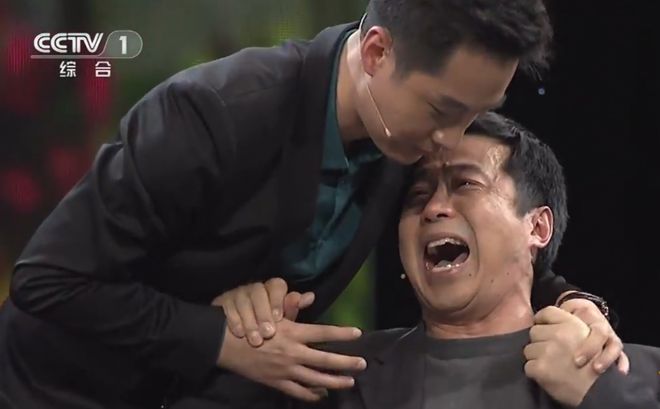 Mr. Liang Shaobo broke down on television when he received his child. Photo: Cut from video