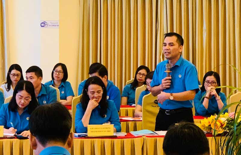 Representative of Hanoi City Labor Confederation spoke at the conference. Photo: Tuong Minh