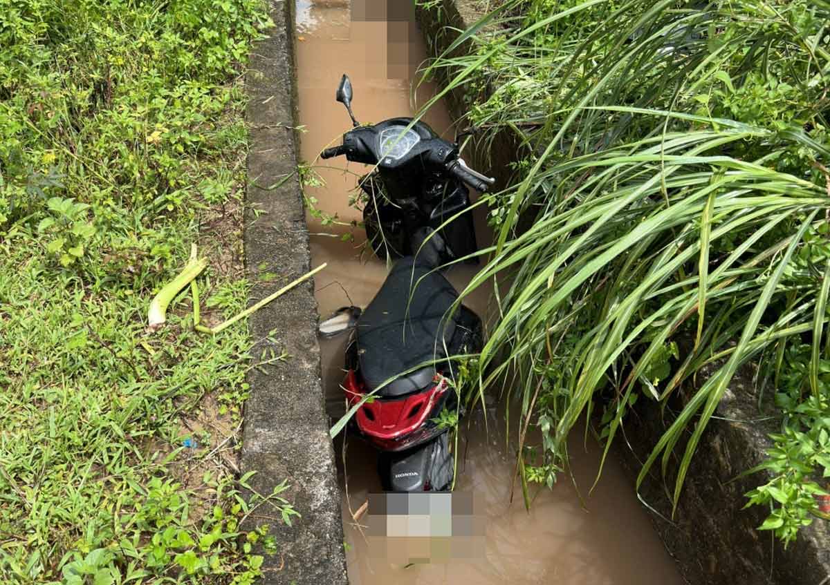 Sur les lieux le corps gisait sur le cote de la moto dans un fosse dans la commune de Duong Hoa district de Hai Ha province de Quang Ninh. Photo : Fournie par les habitants