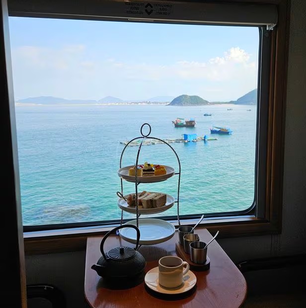 The scenery outside the Vietage train car is majestic and picturesque. Photo: Chosun